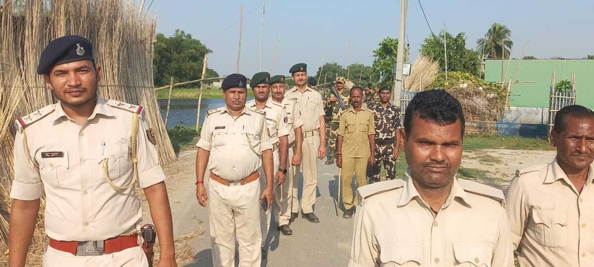 क्षेत्र में सुरक्षा बलों व पुलिस ने किया फ्लैग मार्च