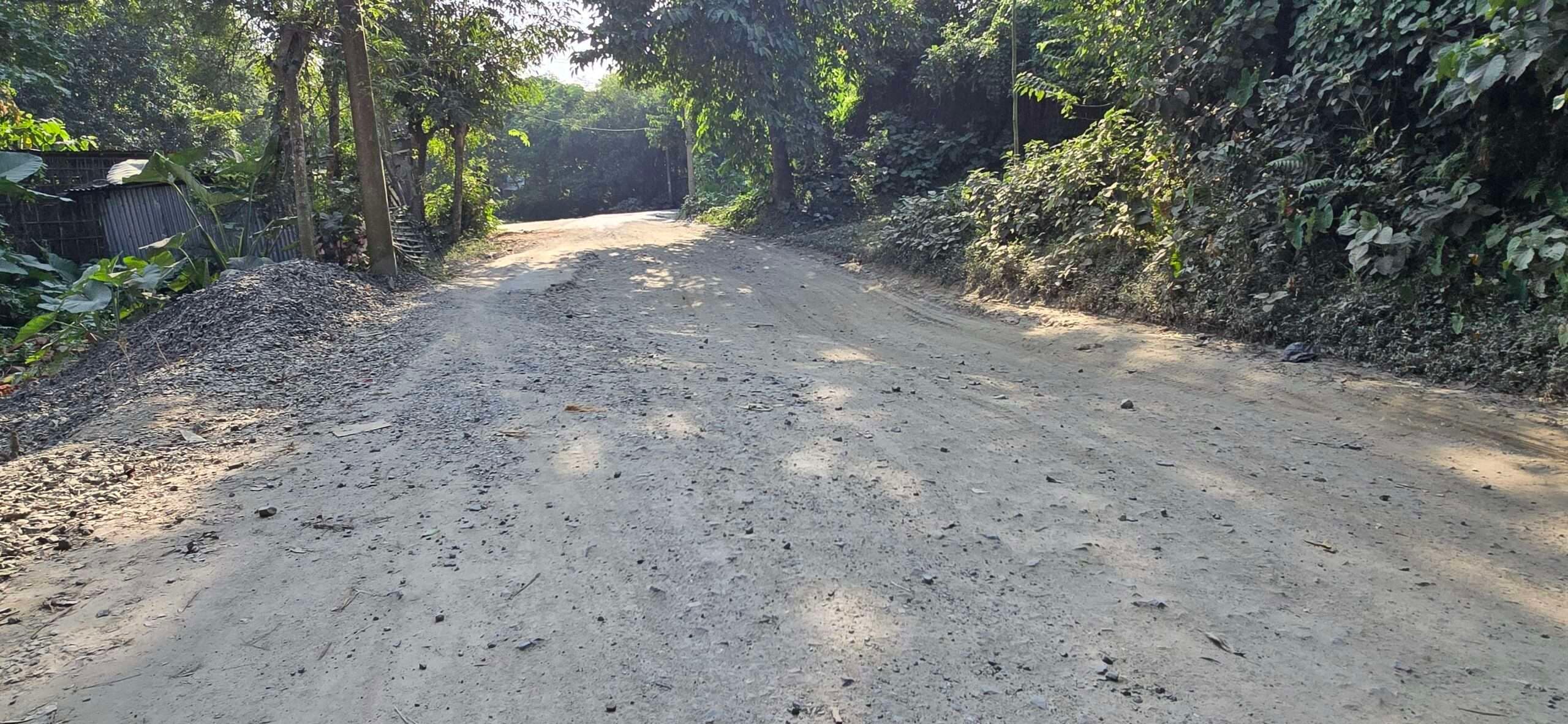 चार वर्ष पुरानी सड़क क्षतिग्रस्त, राहगिरों का चलना हुआ मुश्किल