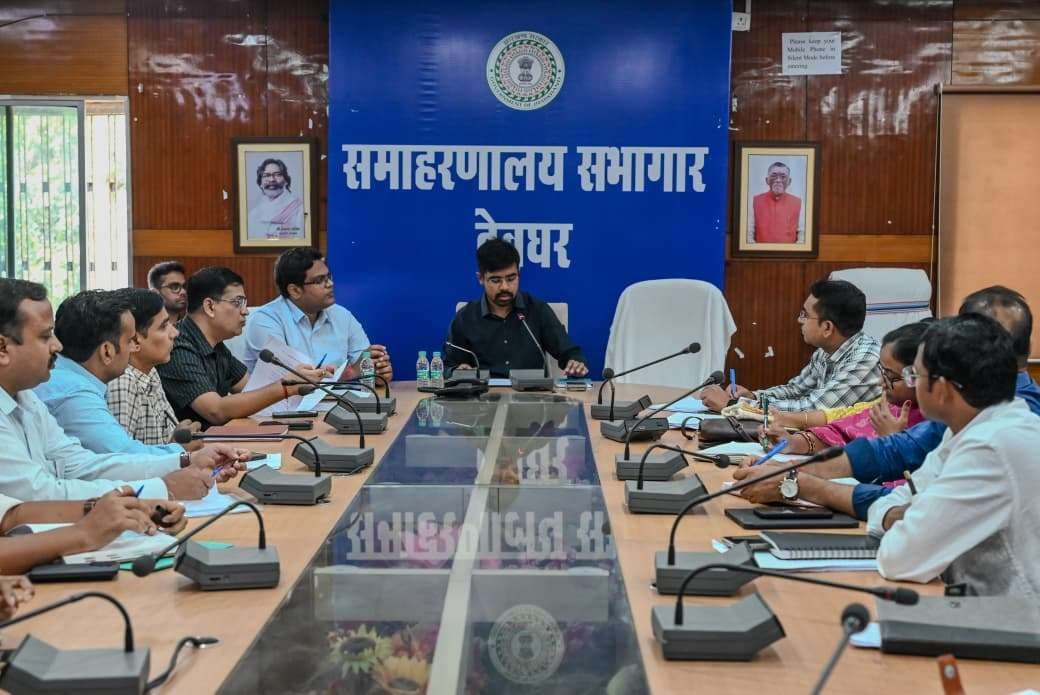 Deoghar News : विकास कार्यों की रफ्तार तेज करें, लंबित नहीं रहे योजनाएं : डीसी