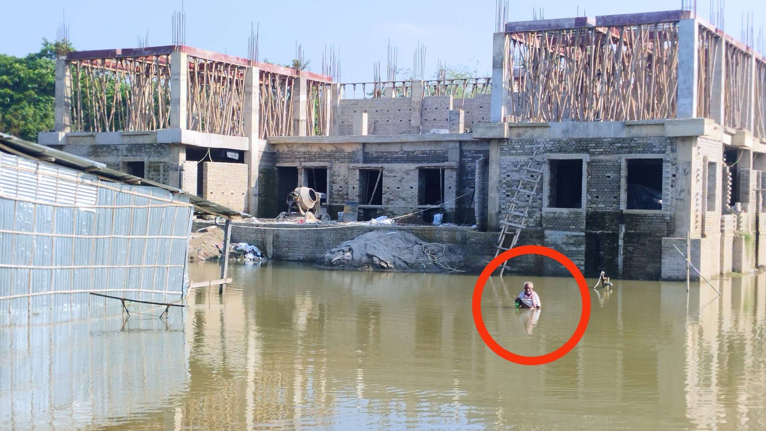 नदी का पानी घुसने से पंचायत सरकार भवन का निर्माण कार्य ठप