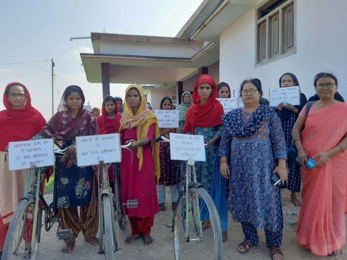 पहली बार मतदाता बने युवाओं को समझाया लोकतंत्र में एक-एक मत का महत्व