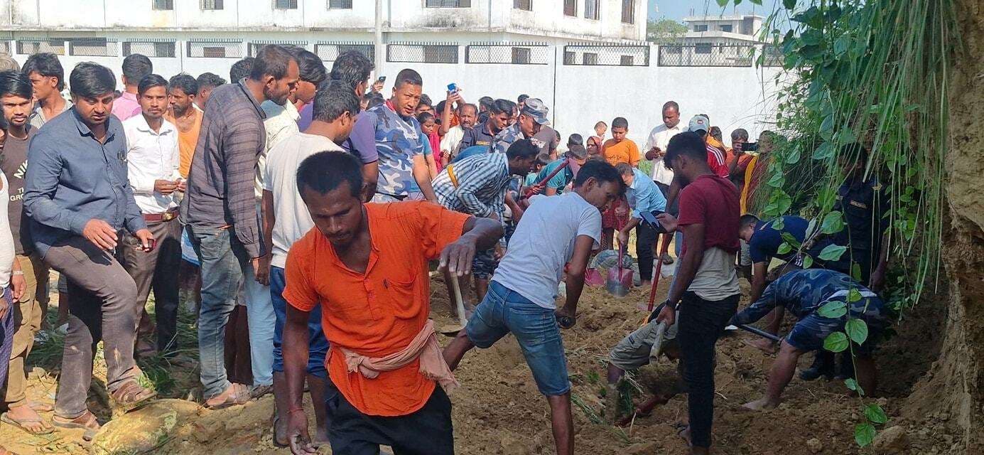 Motihari: छठ पूजा के लिए मिट्टी काटते समय ढलान गिरा, दो की मौत, छह घायल