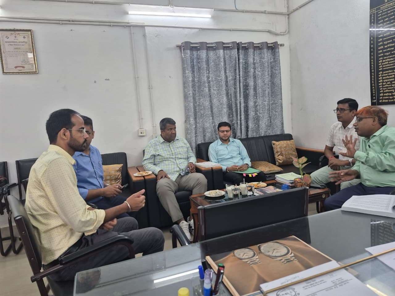 Samastipur News:व्यय प्रेक्षकों ने की बैंक अधिकारियों व सहायक व्यय प्रक्षकों के साथ बैठक