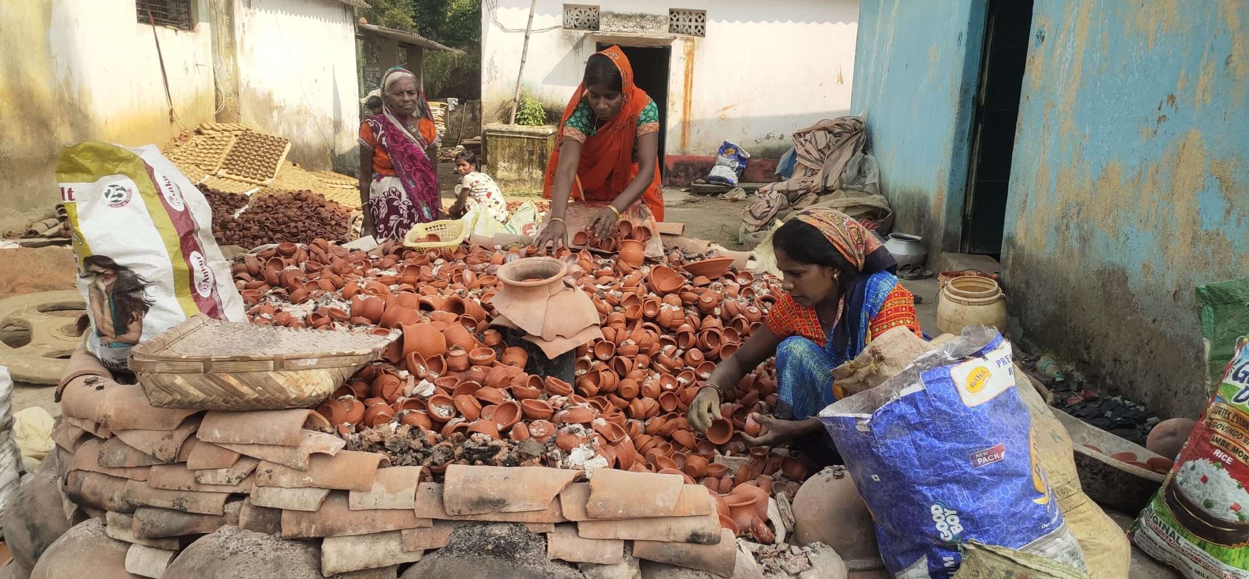 दिवाली की तैयारी शुरू, कुम्हार बना रहे दीये, दे रहे मिट्टी के खिलौनों को आकार
