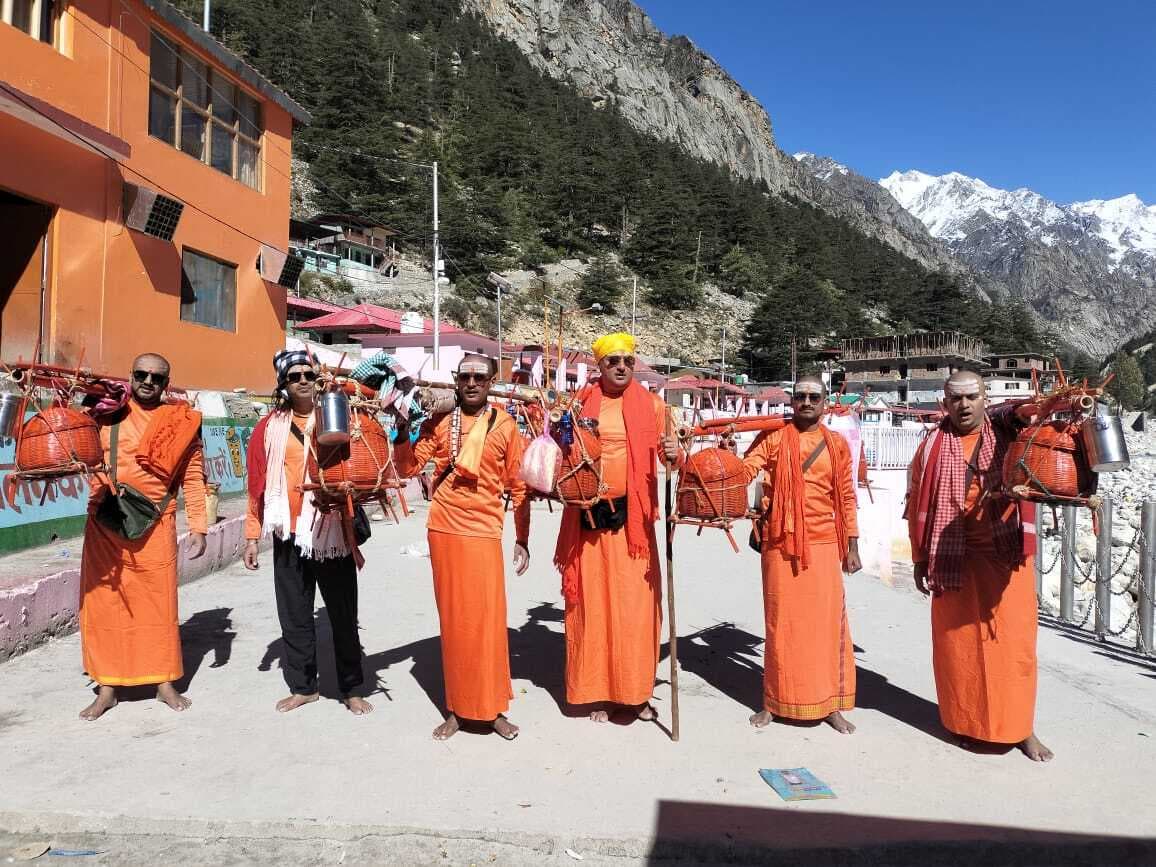 Deoghar news : तीर्थपुरोहितों ने गोमुख से गंगाजल लेकर शुरू की कांवर यात्रा