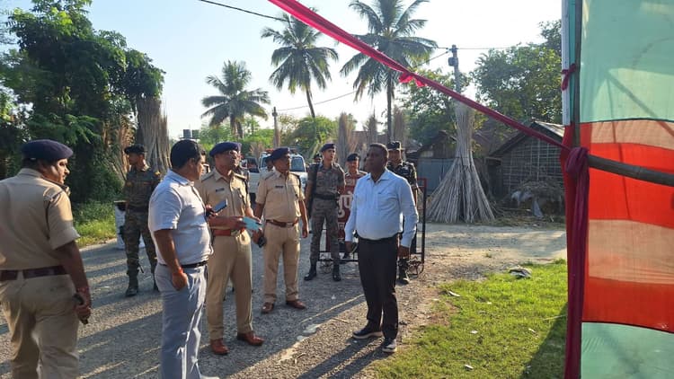 डीएम व एसपी ने किया चेकपोस्ट का निरीक्षण