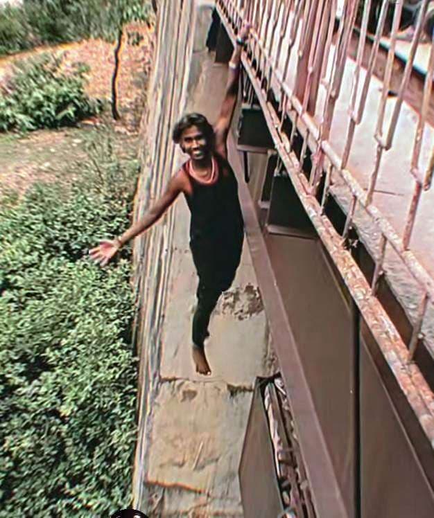 खड़गपुर झील में जान जोखिम में डालकर रील्स बना रहा युवा, प्रशासन बेखबर