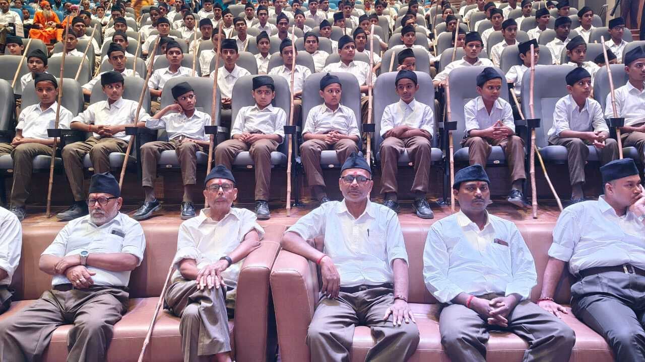 Motihari: स्वयंसेवकों ने शस्त्र पूजन व पथ संचलन के साथ मनाया विजयादशमी उत्सव