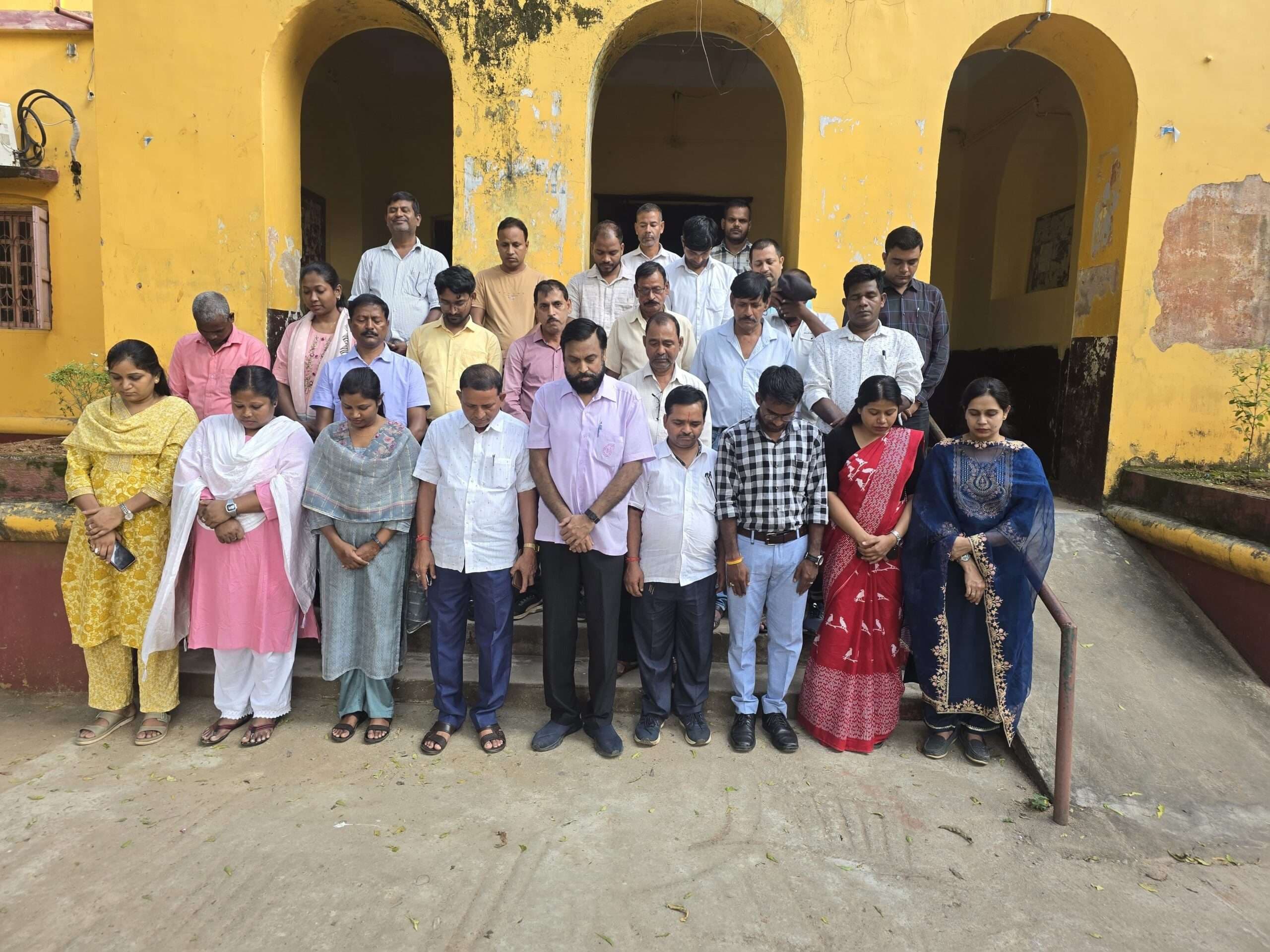 कॉलेज में शोक सभा कर पूर्व प्राचार्य को दी गयी श्रद्धांजलि