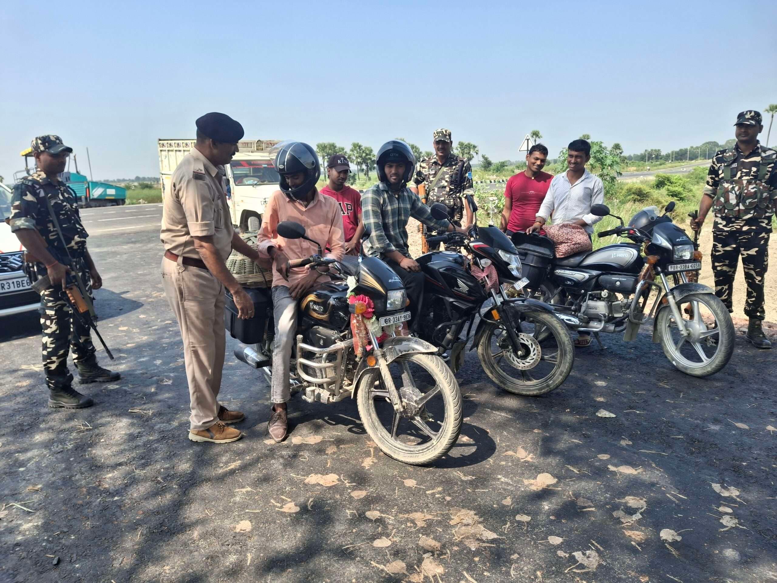 Samastipur News:अर्ध सैनिक बलों ने की वाहनों की जांच