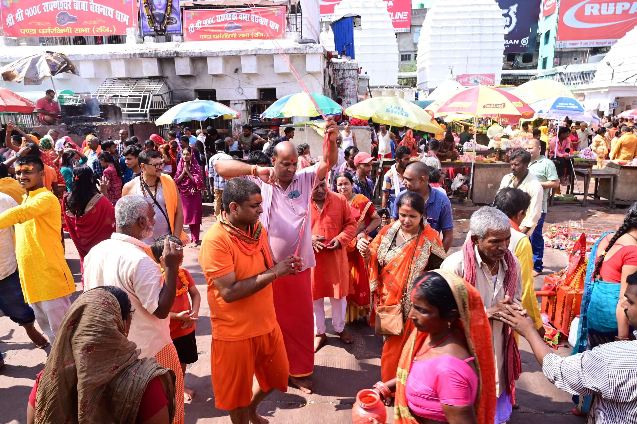 Deoghar News : 25 हजार श्रद्धालुओं ने बाबा पर चढ़ाया जल