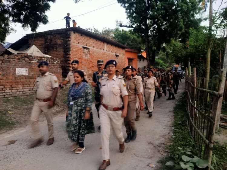 रोशना पुलिस ने निकाला फ्लैग मार्च