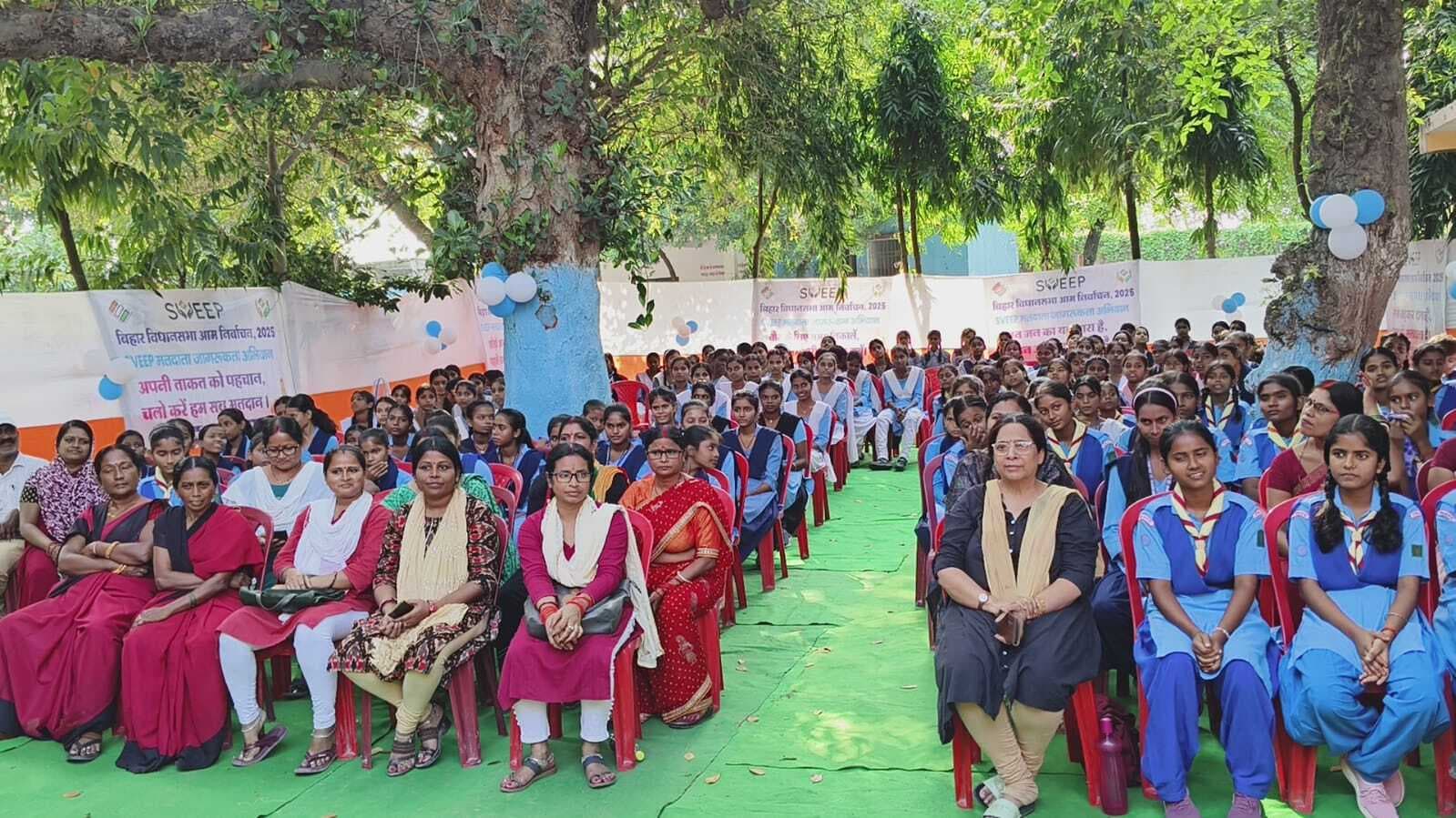 hajipur news. मतदान के महत्व पर छात्राओं ने बनायी पेंटिंग, लिखे स्लोगन