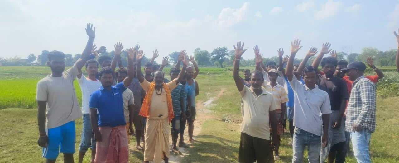 सड़क नहीं तो वोट नहीं, बीडीओ को सौंपा ज्ञापन