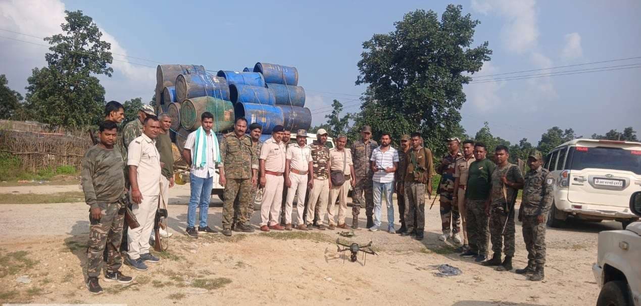 बिहार-झारखंड सीमा पर संयुक्त छापेमारी, 22,500 किलो जावा महुआ व 1,410 लीटर शराब जब्त
