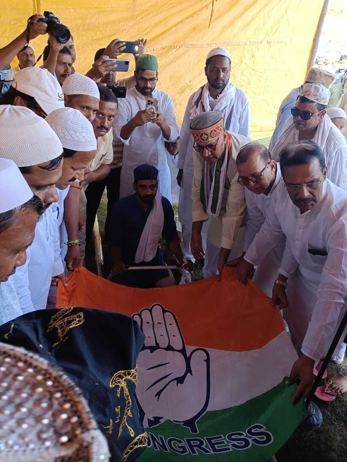 कांग्रेस ने पूर्व सांसद को पार्टी झंडे से दी श्रद्धांजलि