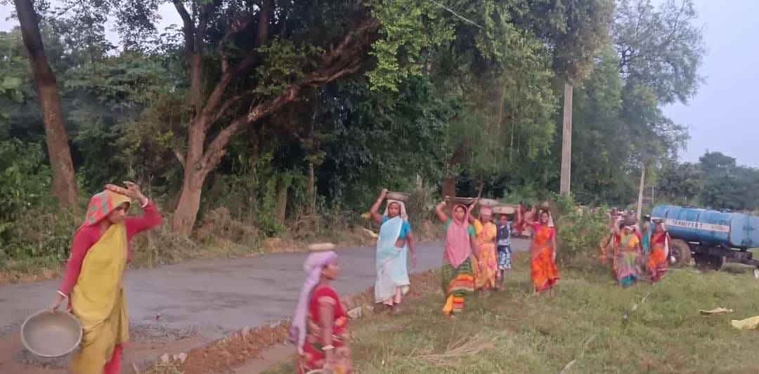 महिलाओं ने श्रम दान से बनायी 265 फीट पीसीसी सड़क
