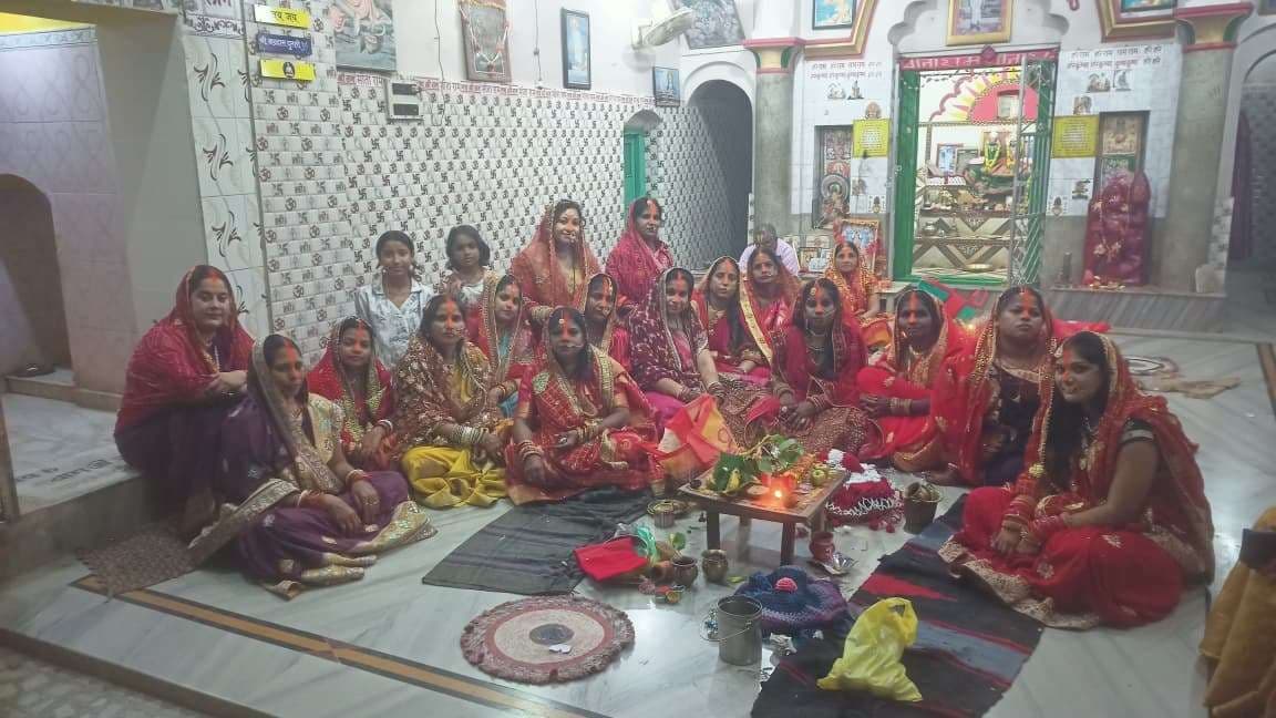 सुहागिनों करवाचौथ पर राम मंदिर में की पूजा