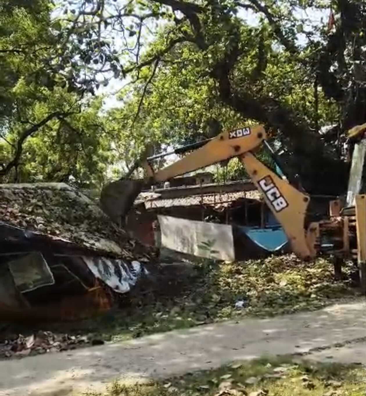 नॉर्थ कॉलोनी में चला रेलवे का बुलडोजर, हटायी गयीं झोपड़ियां