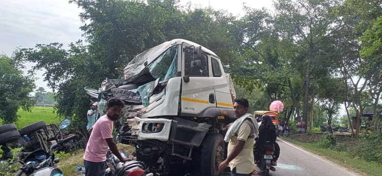 Sasaram News : दो ट्रकों की भिड़ंत में एक चालक की मौत, दूसरे ट्रक के चालक व खलासी घायल