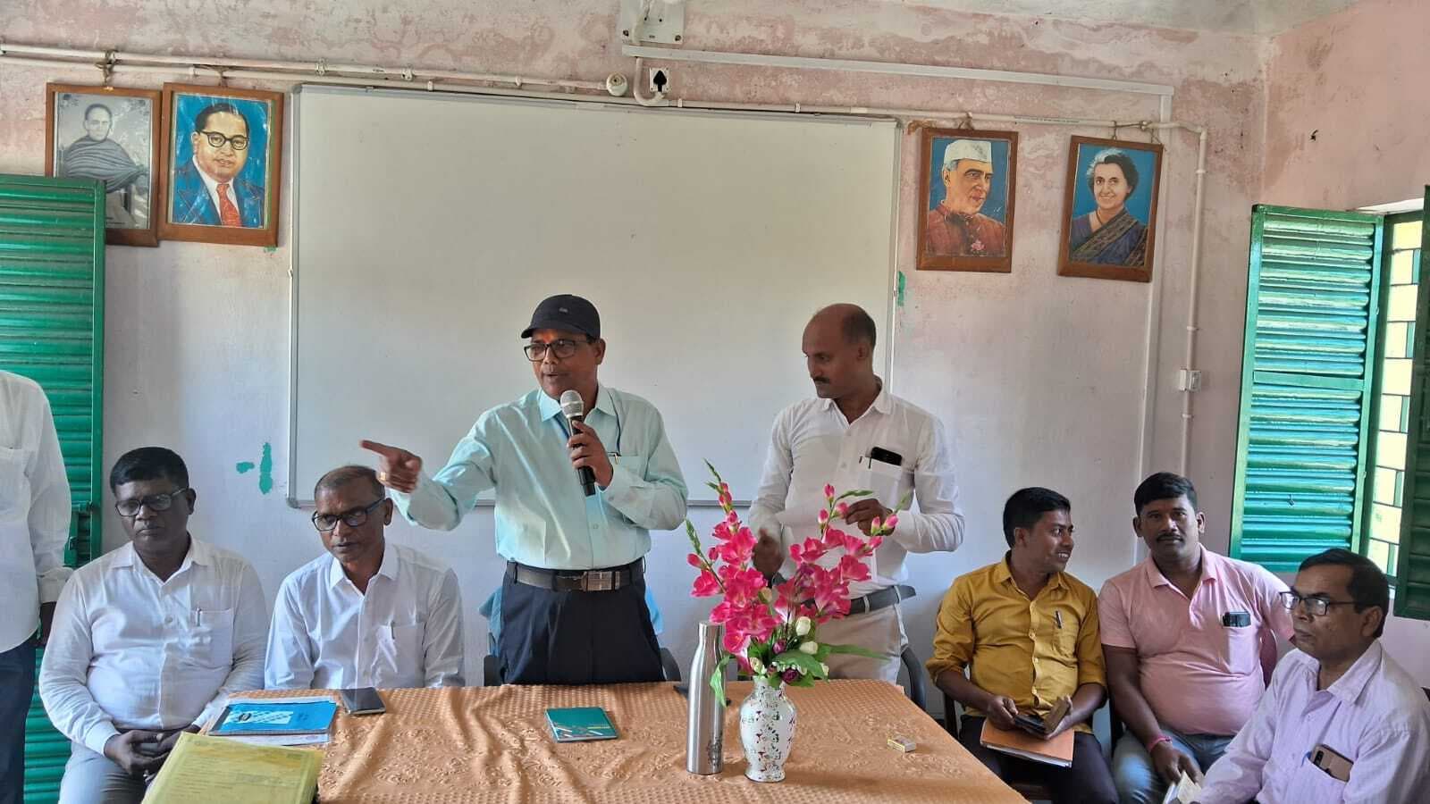 सभी रसोइयओं का बनवाएं आयुष्मान कार्ड : बीइइओ