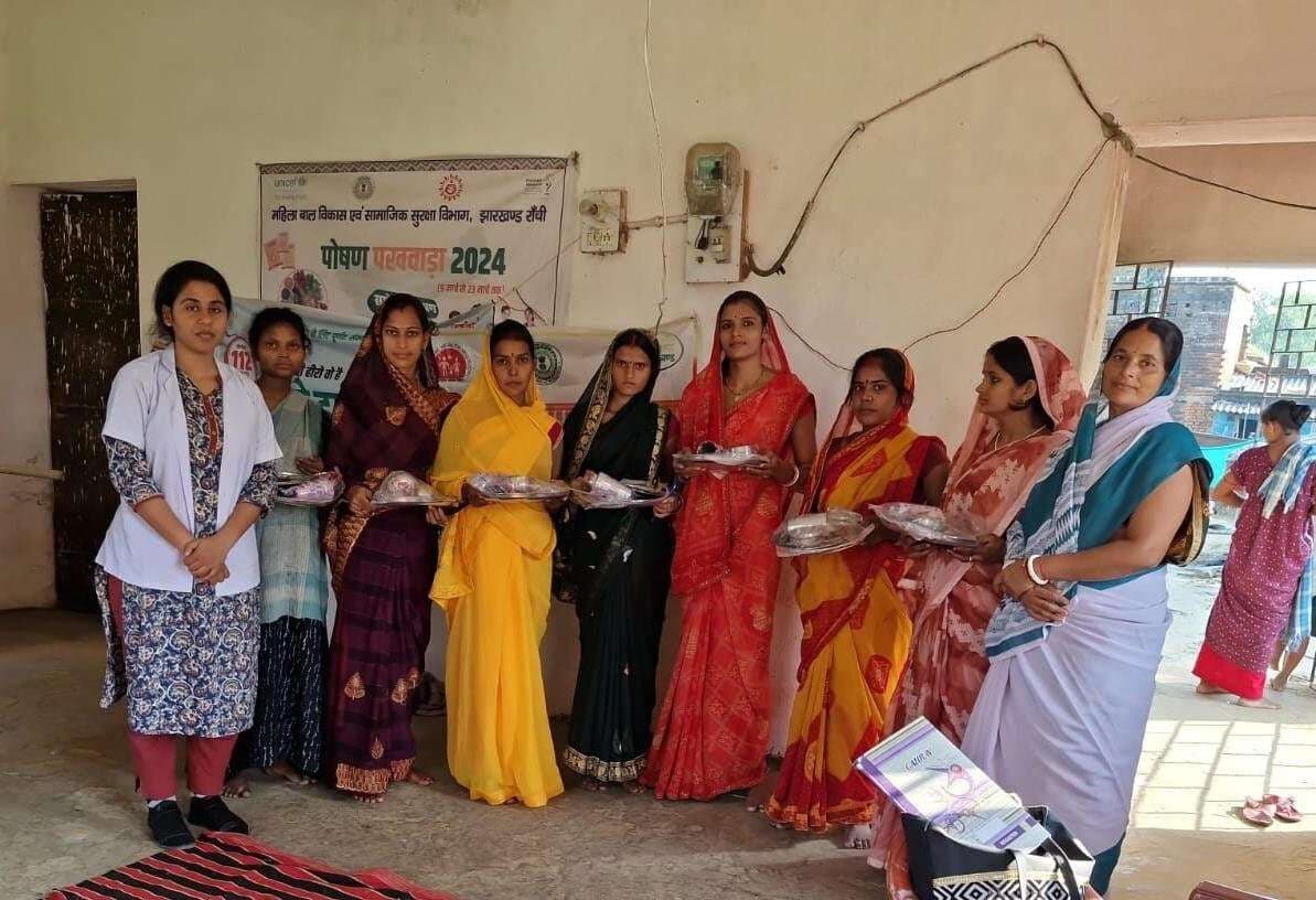 परिवार कल्याण दिवस पर नवविवाहित महिलाओं को किया सम्मानित