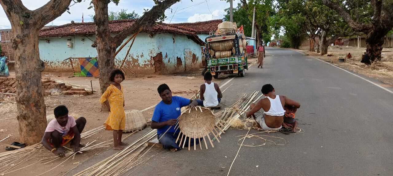 बांस के बर्तन बनाने वाले कोहवरा टांड़ के महादलितों को सरकारी सहायता का इंतजार