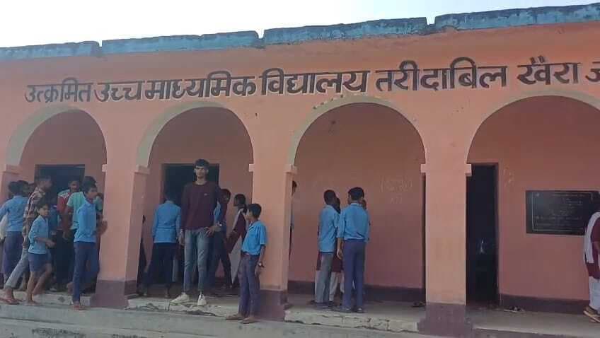 छात्रवृति व फॉर्म शुल्क में गड़बड़ी का आरोप लगाकर किया हंगामा