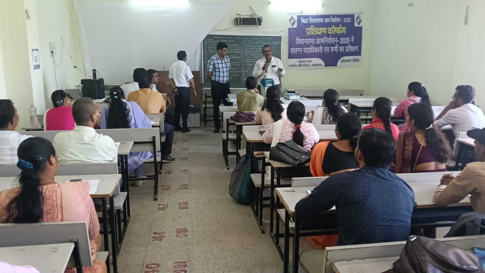 960 द्वितीय मतदान पदाधिकारियों को दिया प्रशिक्षण