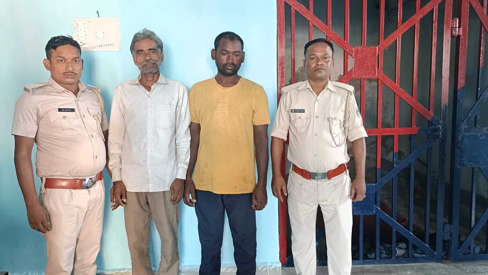 कजरा पुलिस ने शराब तस्कर व एक एनबीडब्ल्यू वारंटी को किया गिरफ्तार