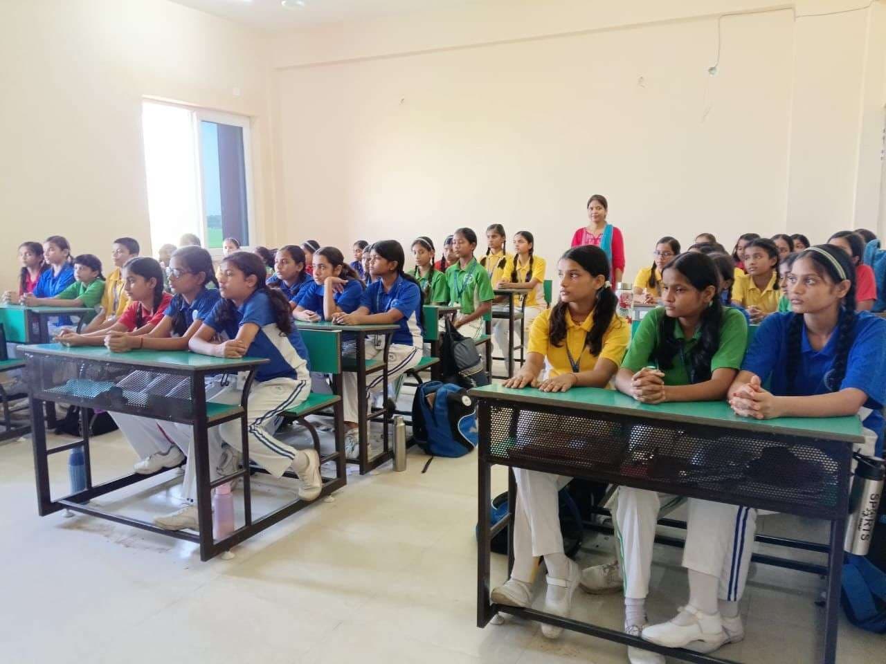 गुड टच व बैड टच के प्रति छात्राओं को किया जागरूक