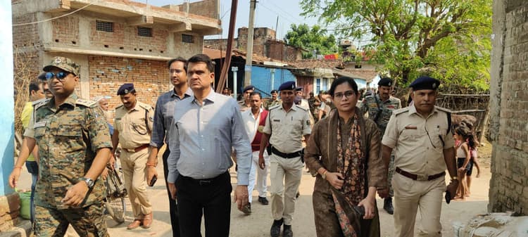 पुलिस प्रशासन ने किया फ्लैग मार्च, शांति व सौहार्द बनाये रखने की अपील