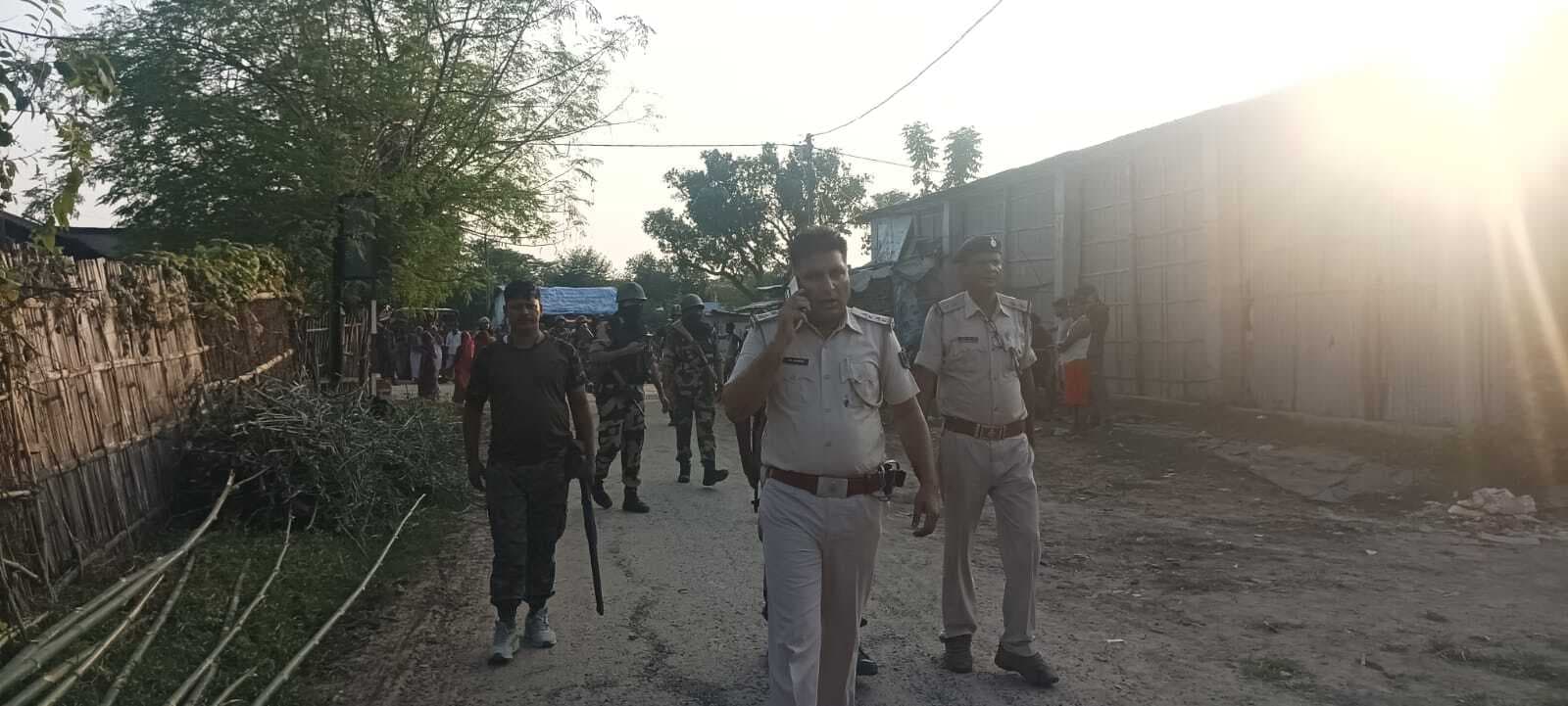 फ्लैग मार्च कर जवानों ने निर्भिक होकर मतदान करने की अपील