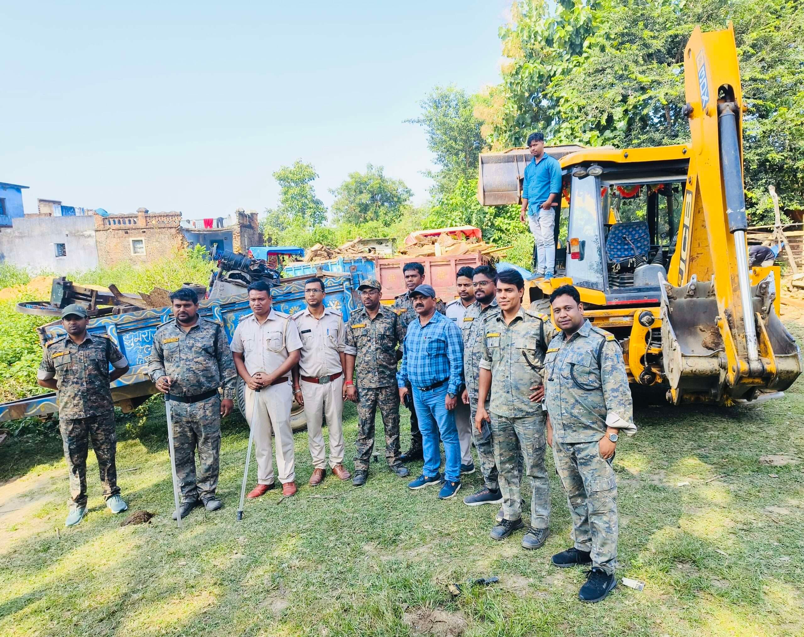 Giridih News :गावां वन प्रक्षेत्र में वन विभाग की कार्रवाई, मशीन व लकड़ी जब्त