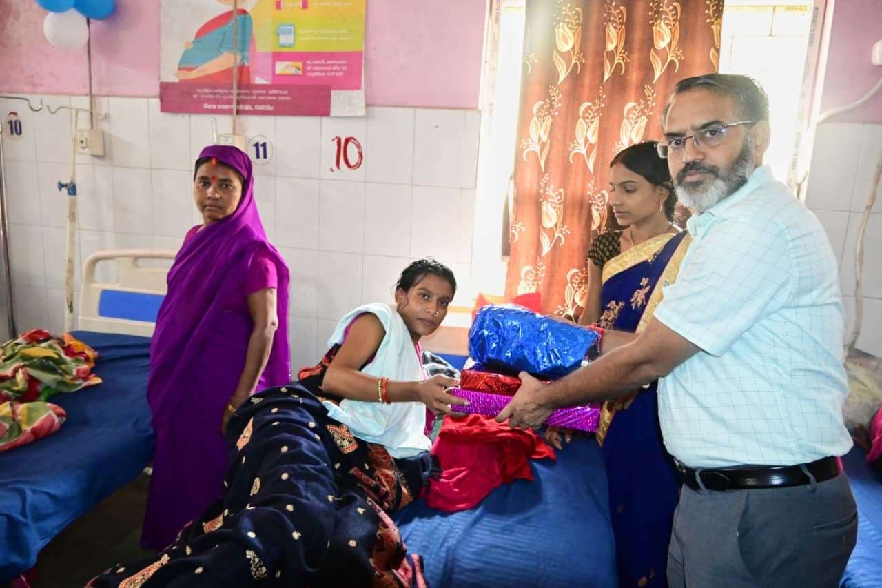 Giridih News :गर्ल्स डे पर डीसी ने मातृत्व शिशु अस्पताल में बांटे गिफ्ट