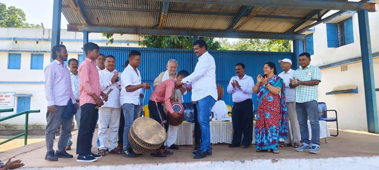 Chaibasa News : भाषा व संस्कृति को न भूलें युवा : विधायक