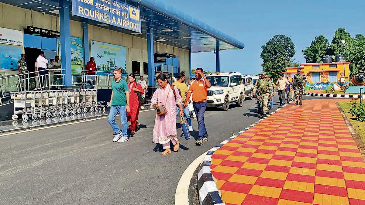 Chaibasa News : सारंडा में मार्च से चल रहा नक्सल विरोधी अभियान, अभी भी जमे हैं 30-40 नक्सली
