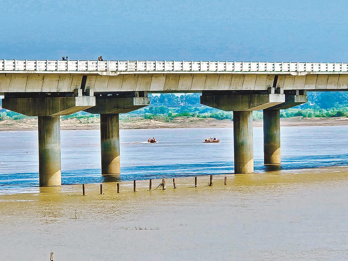 Bhojpur News:कोईलवर में नये सिक्सलेन पुल के नीचे बालू लदी नाव पलटी, लापता एक मजदूर की खोज