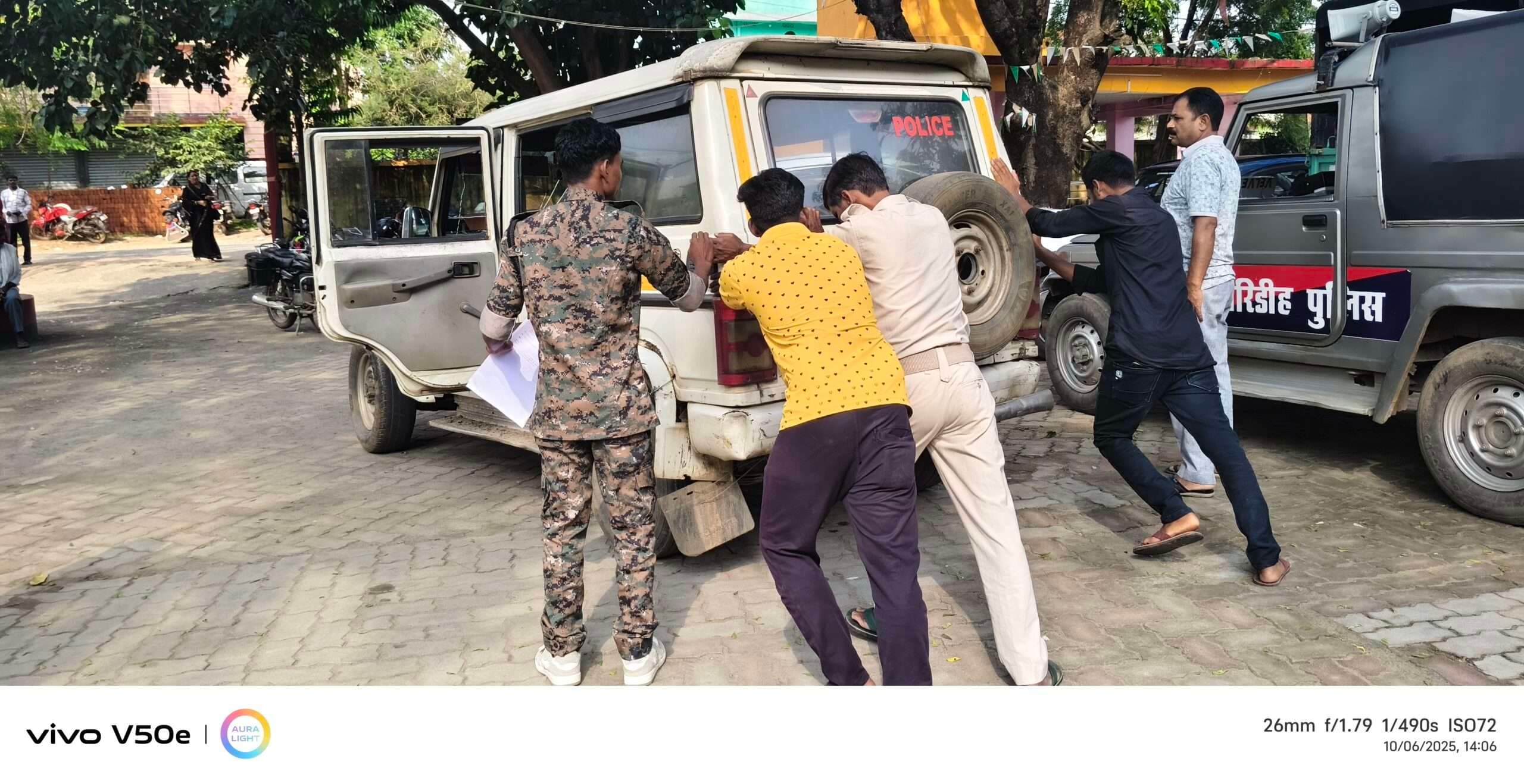 Giridih News :धक्का देने पर स्टार्ट होती पुलिस की गाड़ी, वीआइपी गश्ती में होती है फजीहत