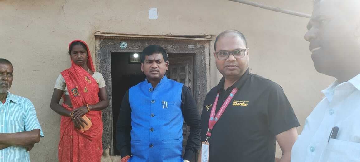 Bokaro News : मृत प्रवासी मजदूर की मां से मिले अधिकारी