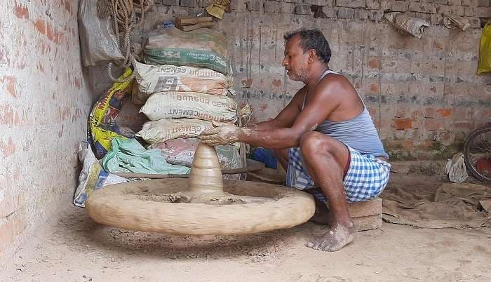 East Singhbhum News : दीपावली को लेकर मिट्टी के दीये बनाने में जुटे कुम्हार