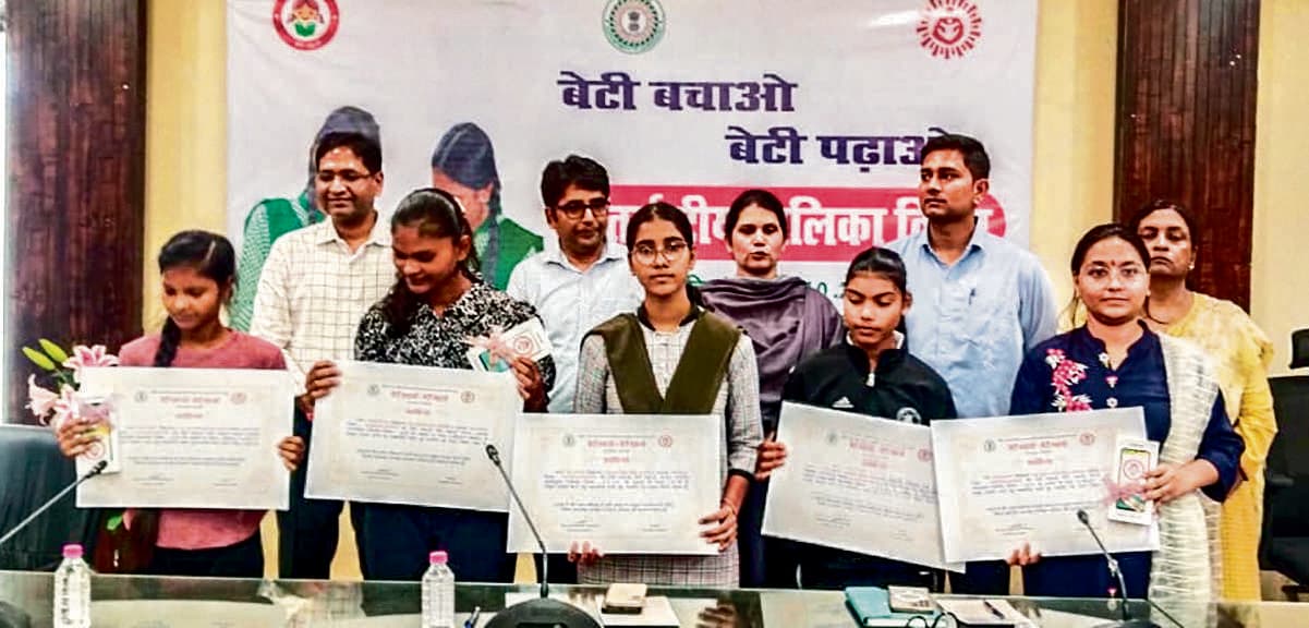 Seraikela Kharsawan News : बच्चों को रुचिकर क्षेत्र में आगे बढ़ने के लिए प्रेरित करें : एडीसी