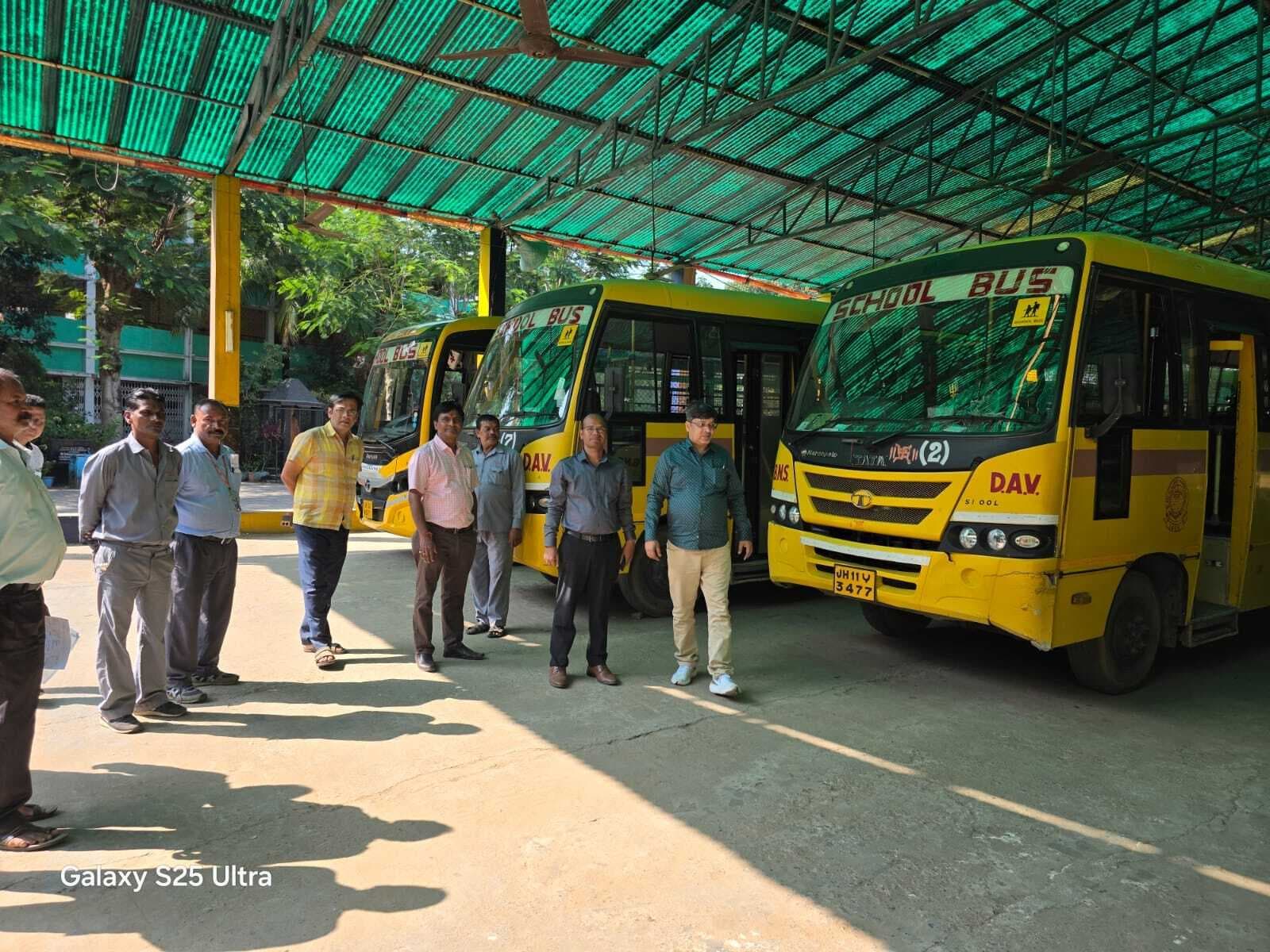 Giridih News :डीटीओ ने की बीएनएस डीएवी स्कूल के बसों की जांच