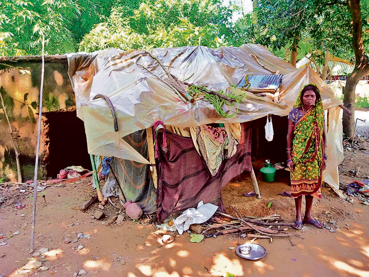 East Singhbhum News : प्लास्टिक टांग कर रहती है विधवा, मकान हुआ जानलेवा