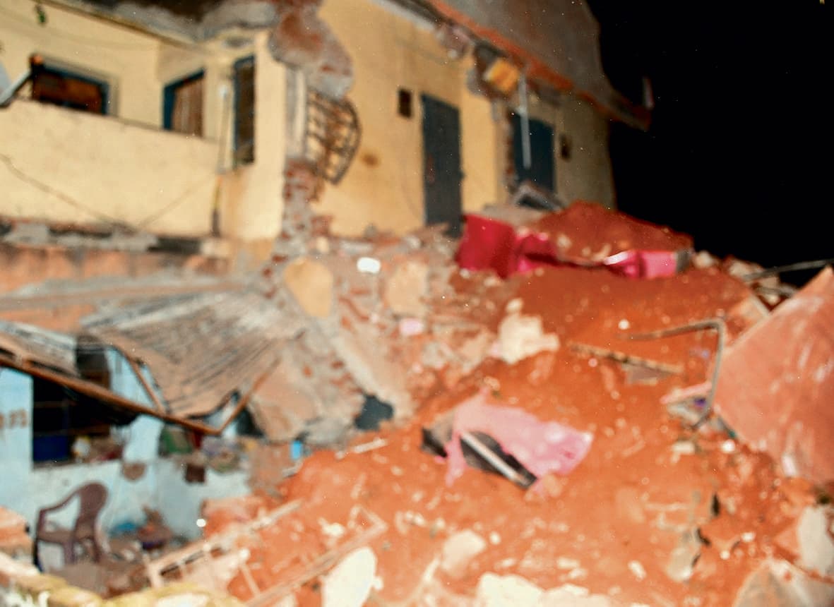 Bokaro news: बोकारो में एचएससीएल की जर्जर बिल्डिंग के चार क्वार्टर भरभरा कर गिरे