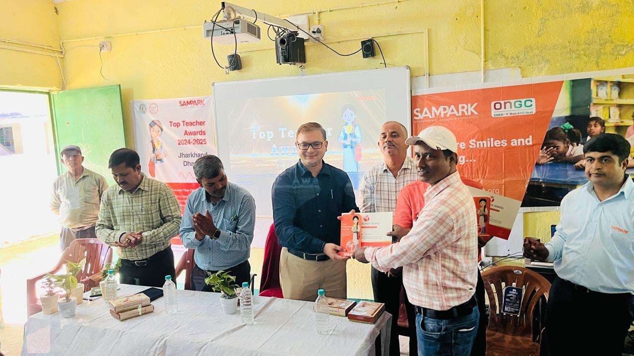 Dhanbad News: 27 शिक्षकों, 13 स्कूलों और पांच ब्लॉकों को सम्मानित किया गया