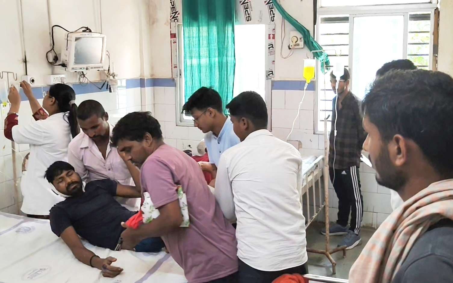 ऑटो की ठोकर के बाद बाइक सवार युवक से हाइवा से टकराया, गंभीर