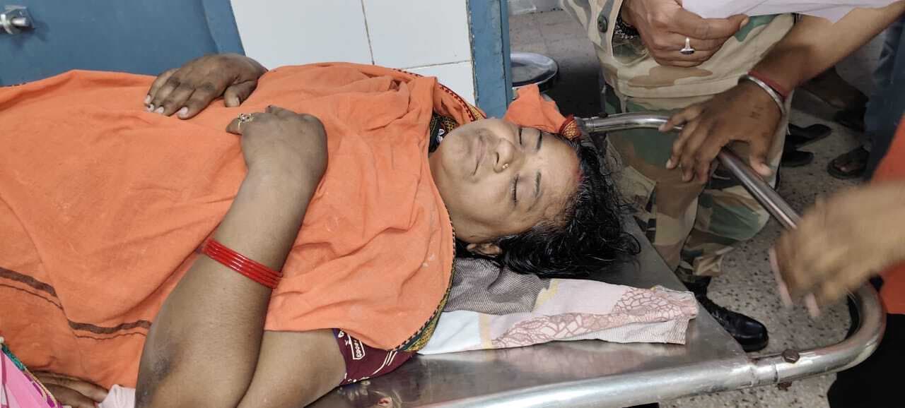 सुगिया पोखर गांव में छत से गिरकर महिला घायल