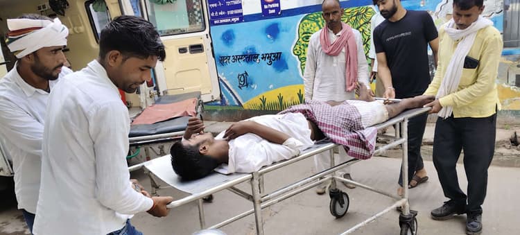 इ-रिक्शे की टक्कर से बाइक सवार युवक घायल