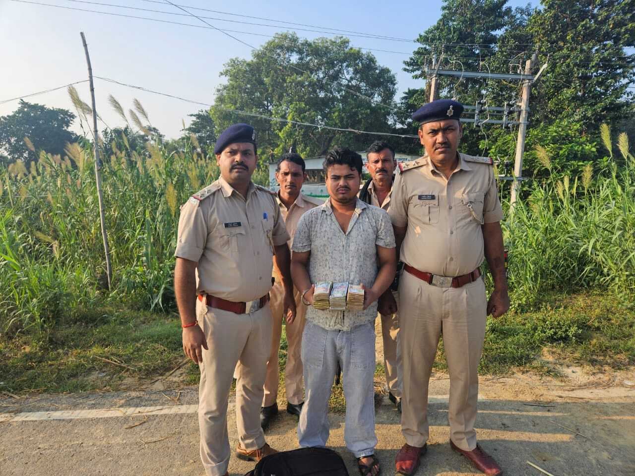 Motihari: आठ लाख नेपाली रुपये के साथ हवाला कारोबारी गिरफ्तार